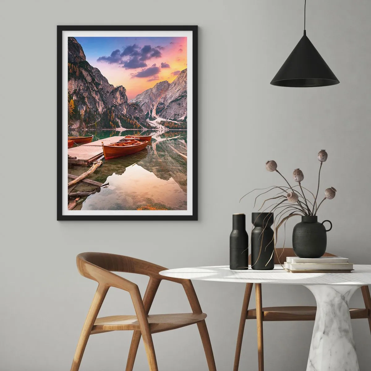 Poster în ramă neagră - Bărci de lemn pe un lac înconjurat de munți la apus - 50x70cm - Promisiunea zilei - Decorațiune modernă pentru perete pentru living și dormitor ARTTOR