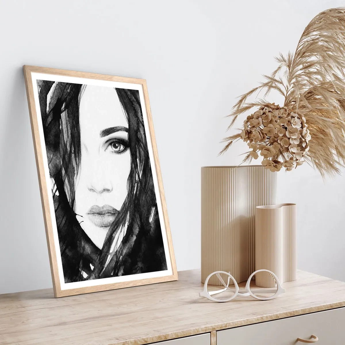Poster în ramă de stejar deschis - Studiu unei dame în alb și negru - 50x70 cm
