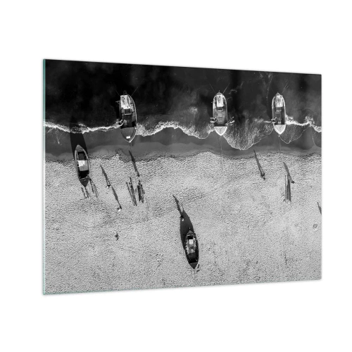 Tablou pe sticlă - Bărci alb-negru și umbrele lor pe o plajă nisipoasă văzută de sus - 70x50cm - Tot pe țărm... - Decorațiune modernă pentru perete pentru living și dormitor ARTTOR