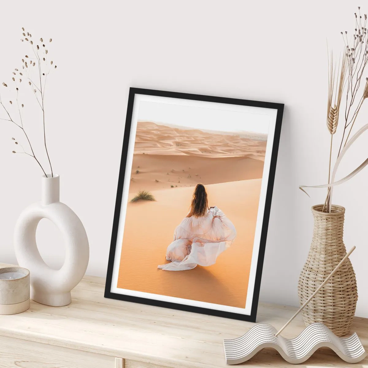 Poster în ramă neagră - O femeie într-o rochie lejeră în deșert - 50x70cm - Evadare spre libertate - Decorațiune modernă pentru perete pentru living și dormitor ARTTOR