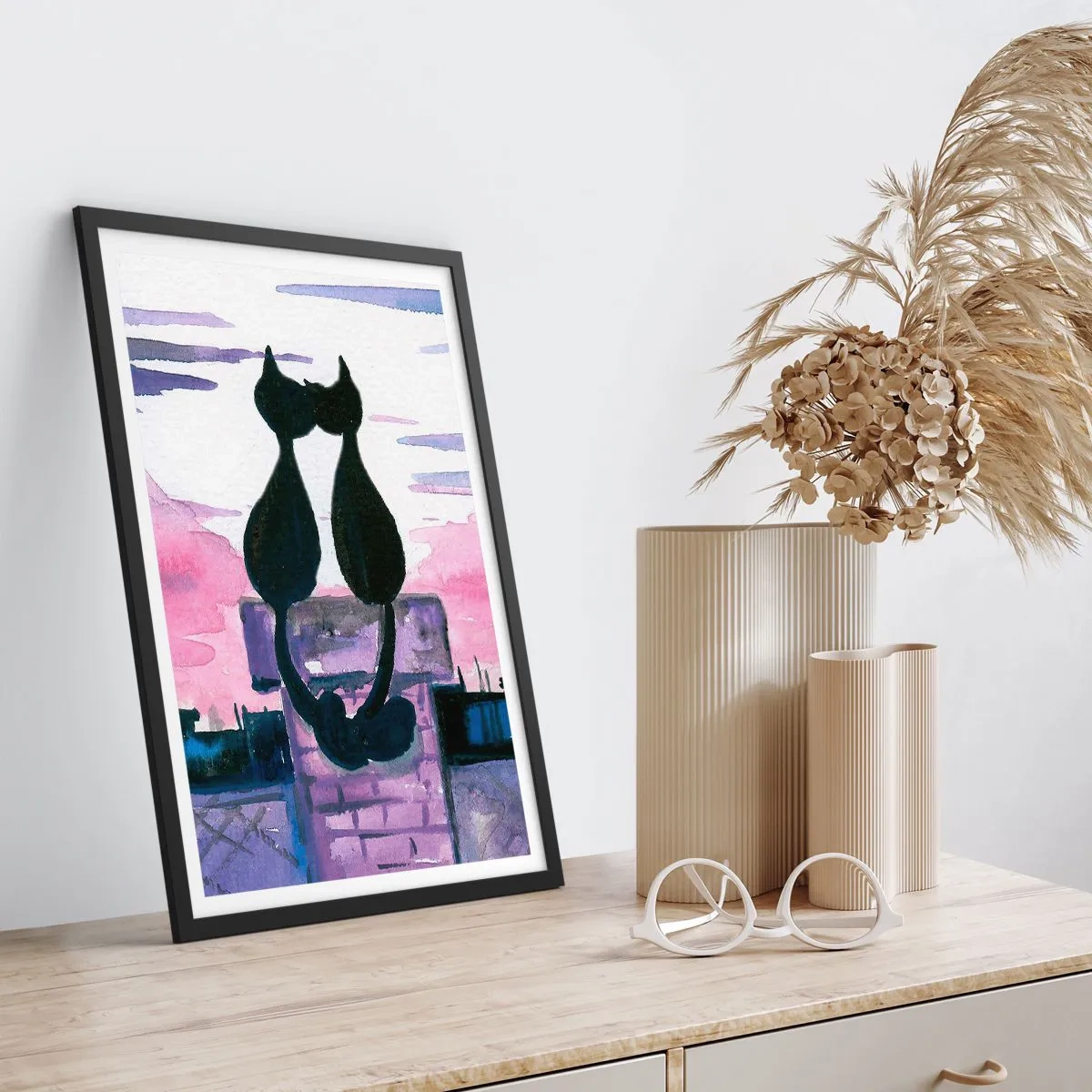 Poster în ramă neagră - Două pisici negre pe un cer roz-violet - 50x70cm - Rendez-vous sub lună - Decorațiune modernă pentru perete pentru living și dormitor ARTTOR