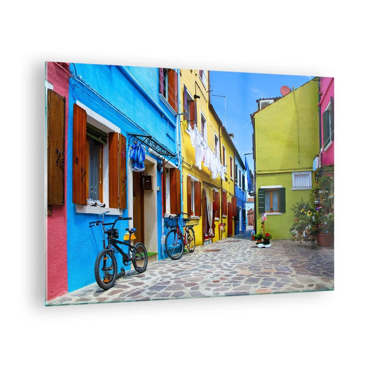 Tablou pe sticlă - O stradă colorată cu biciclete și case decorate - 70x50cm - La capătul străzii pastelate și dulci - Decorațiune modernă pentru perete pentru living și dormitor ARTTOR