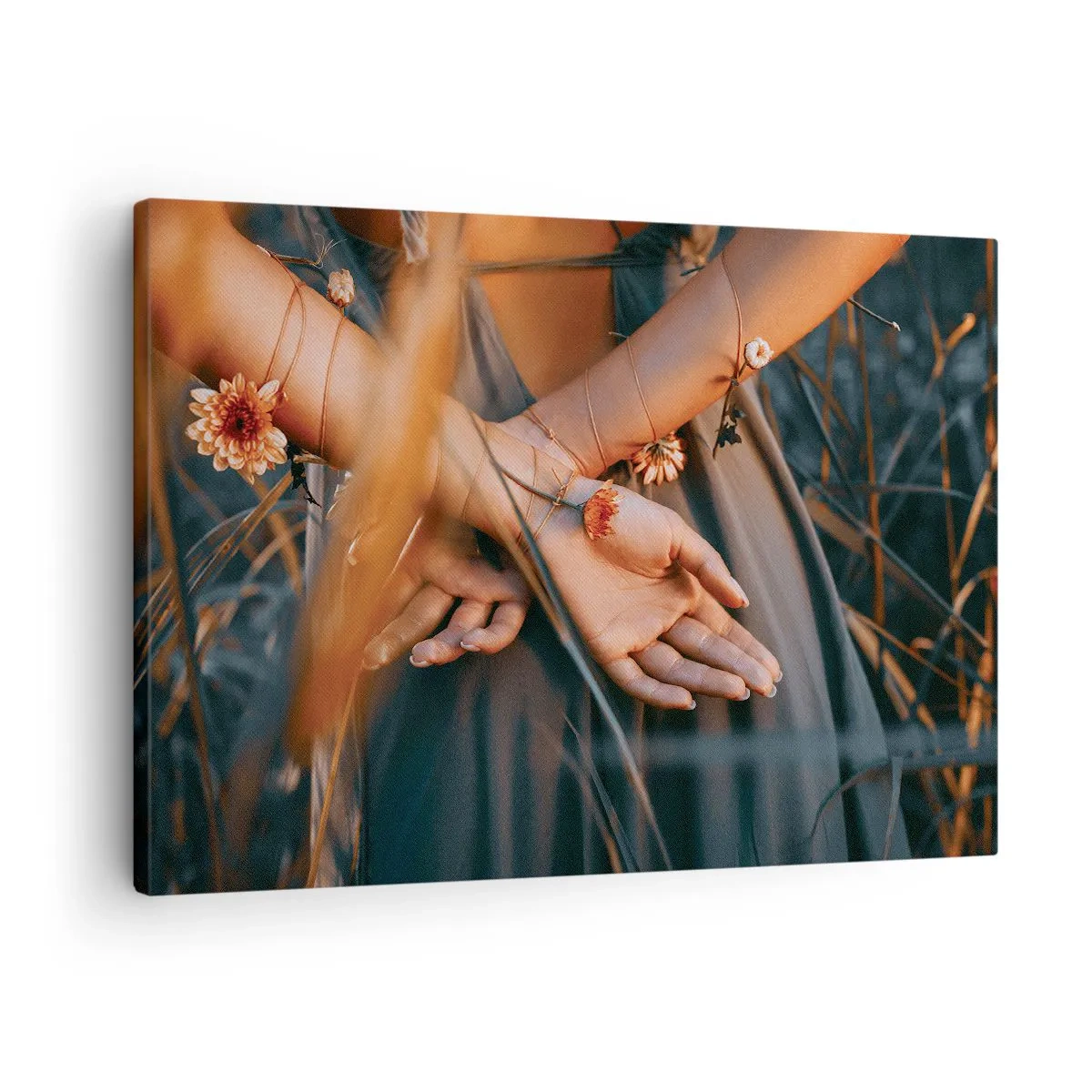 Tablou pe pânză Canvas - Mâini senzuale cu flori într-un cadru natural - 70x50cm - Legată de natură - Decorațiune modernă pentru perete pentru living și dormitor ARTTOR