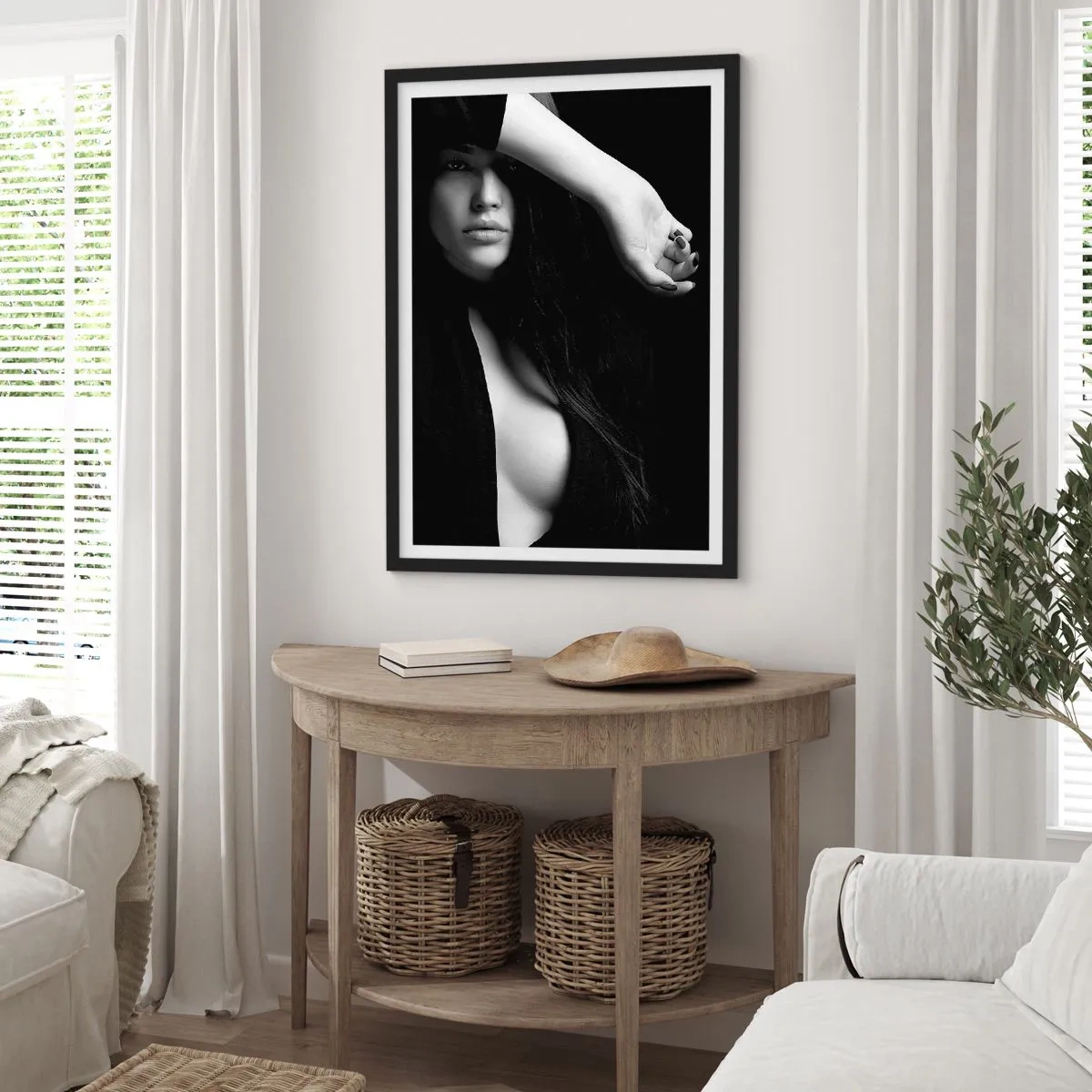 Poster în ramă neagră - Fotografie alb-negru a unei femei cu o privire misterioasă - 50x70cm - Școala de seducție - Decorațiune modernă pentru perete pentru living și dormitor ARTTOR