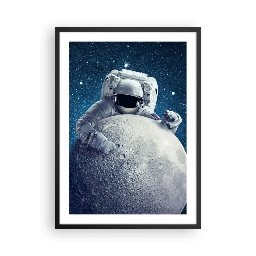Poster în ramă neagră - Un astronaut ține o bucată de lună pe un cer înstelat. - 50x70cm - Glumeț spațial - Decorațiune modernă pentru perete pentru living și dormitor ARTTOR