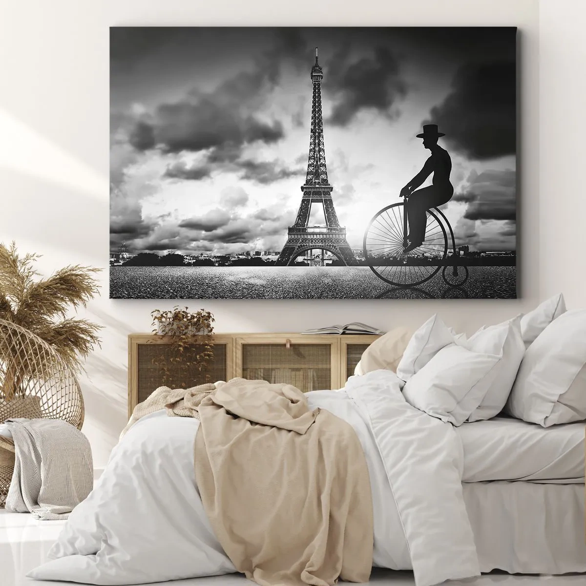 Tablou pe pânză Canvas - Imagine alb-negru a unei biciclete retro cu Turnul Eiffel în fundal - 70x50cm - Dorul de Belle Epoque - Decorațiune modernă pentru perete pentru living și dormitor ARTTOR