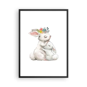 Poster în ramă neagră - Doi iepurași îmbrățișați cu o coroană de flori pe cap - 50x70cm - Ca la mama - Decorațiune modernă pentru perete pentru living și dormitor ARTTOR