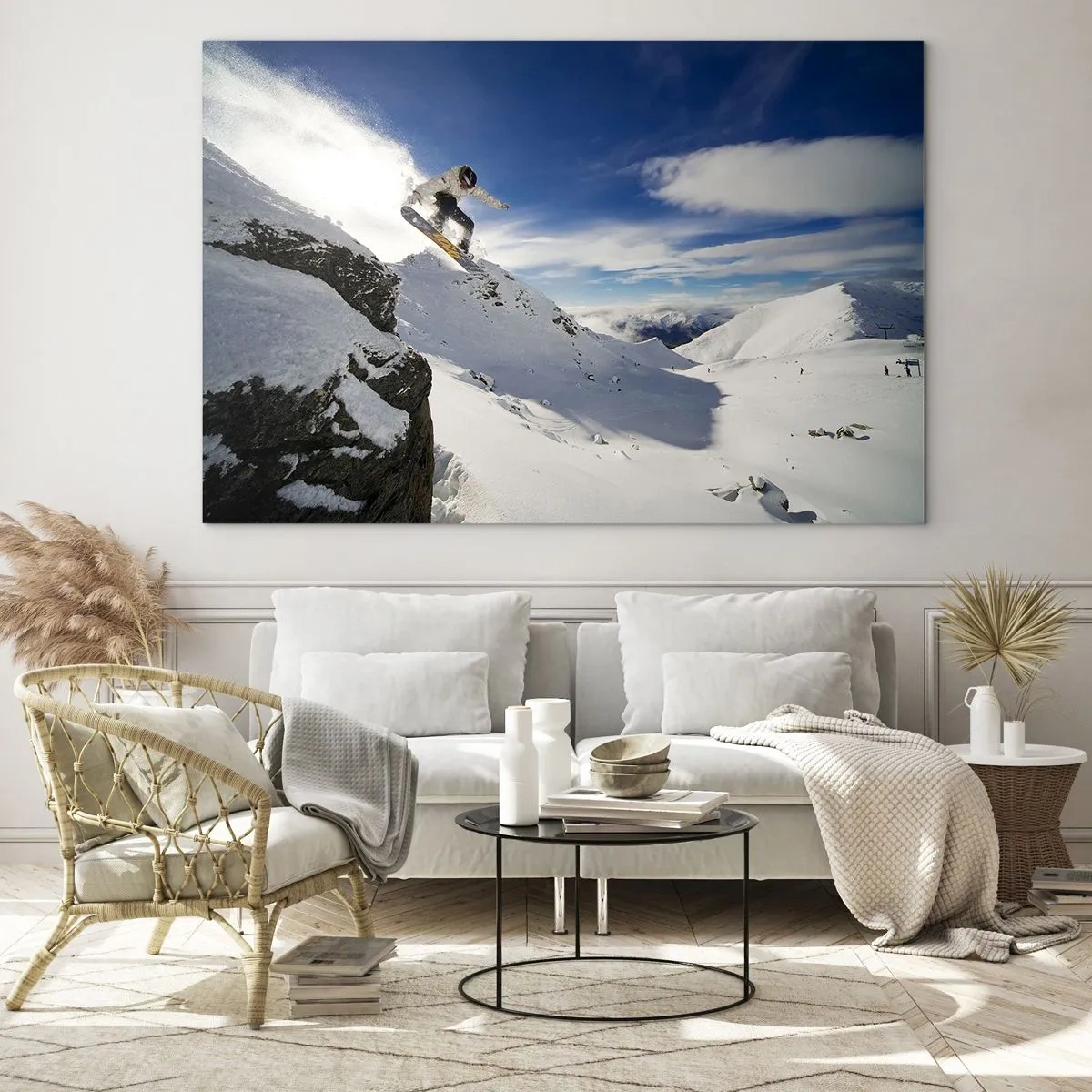 Tablou pe sticlă - Un snowboarder sărind de pe o stâncă în munți iarna - 70x50cm - Libertate fără frontiere - Decorațiune modernă pentru perete pentru living și dormitor ARTTOR