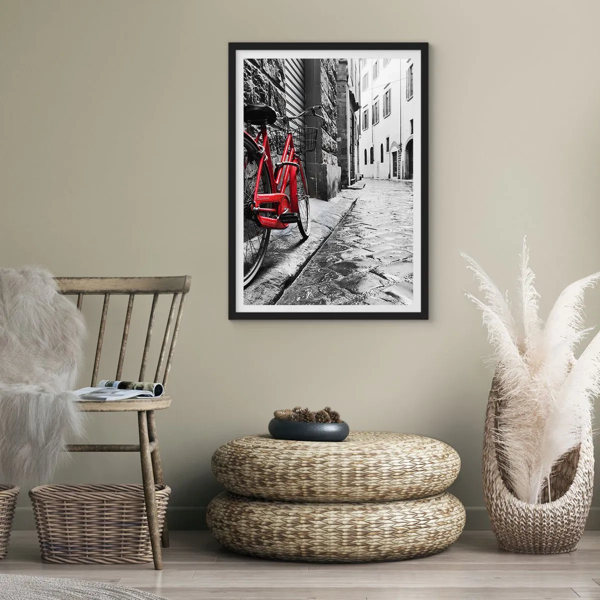 Poster în ramă neagră - O bicicletă roșie pe o stradă pietruită alb-negru - 50x70cm - Adevărata frumusețe nu îmbătrânește - Decorațiune modernă pentru perete pentru living și dormitor ARTTOR