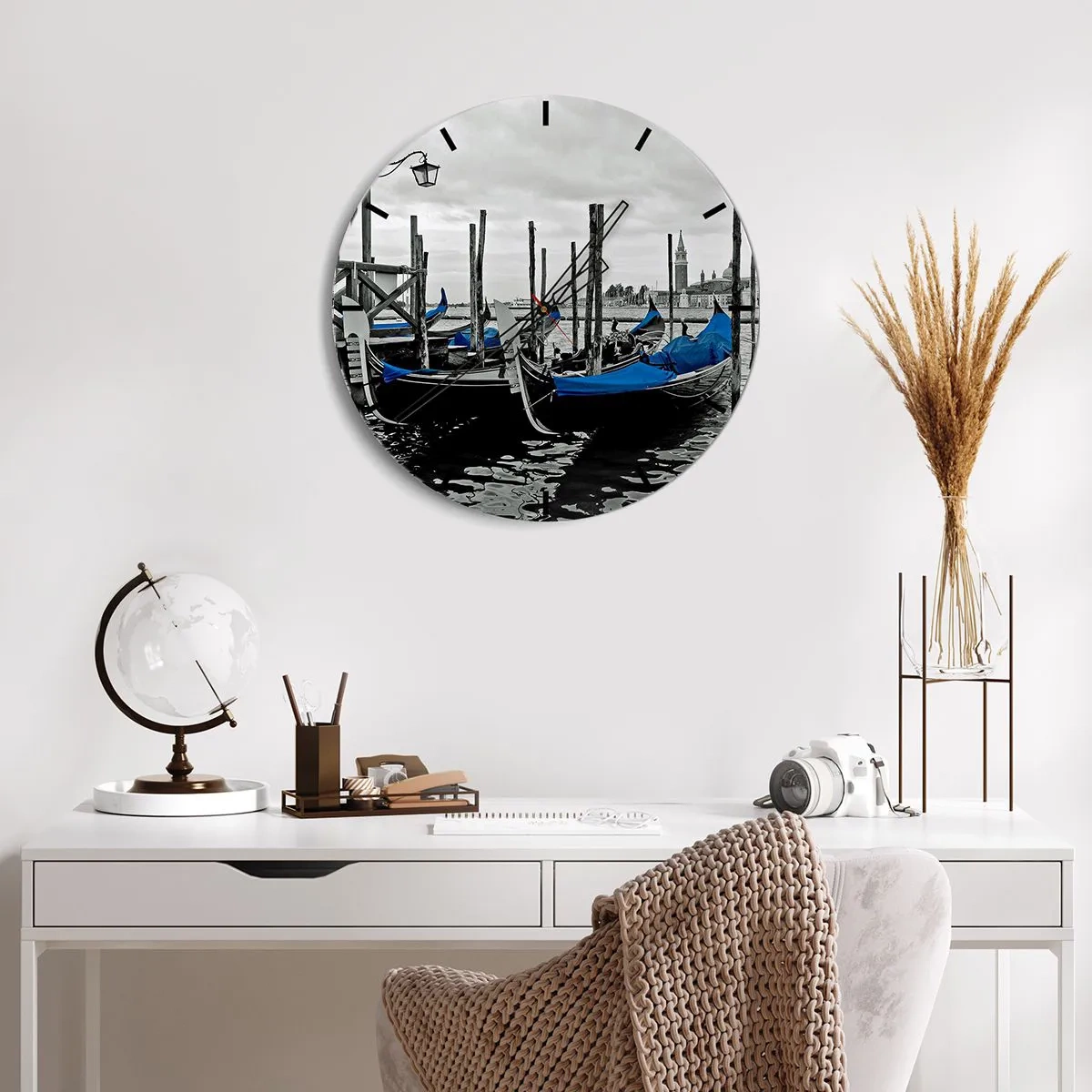 Ceas de perete - Ceas pe sticlă - Gondole alb-negre cu copertine albastre în Veneția - 30x30cm - Veneția stând pe gânduri - Decorațiune modernă pentru perete pentru living, bucătărie și dormitor ARTTOR