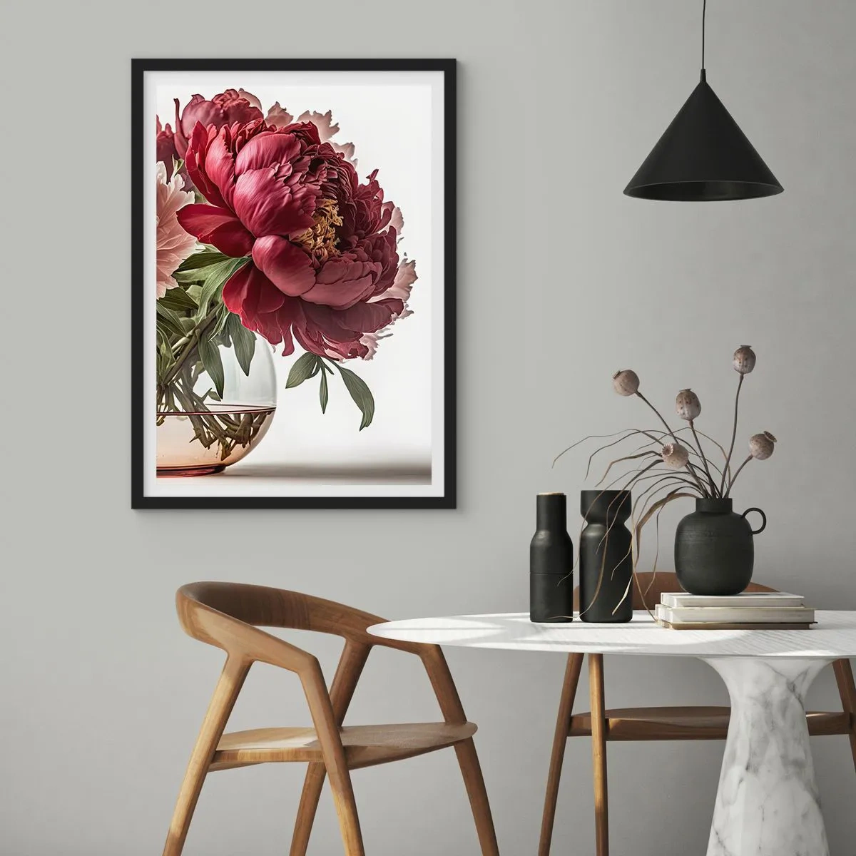 Poster în ramă neagră - Bujori roșii într-o vază de sticlă pe fundal alb - 50x70cm - În plină înflorire - Decorațiune modernă pentru perete pentru living și dormitor ARTTOR