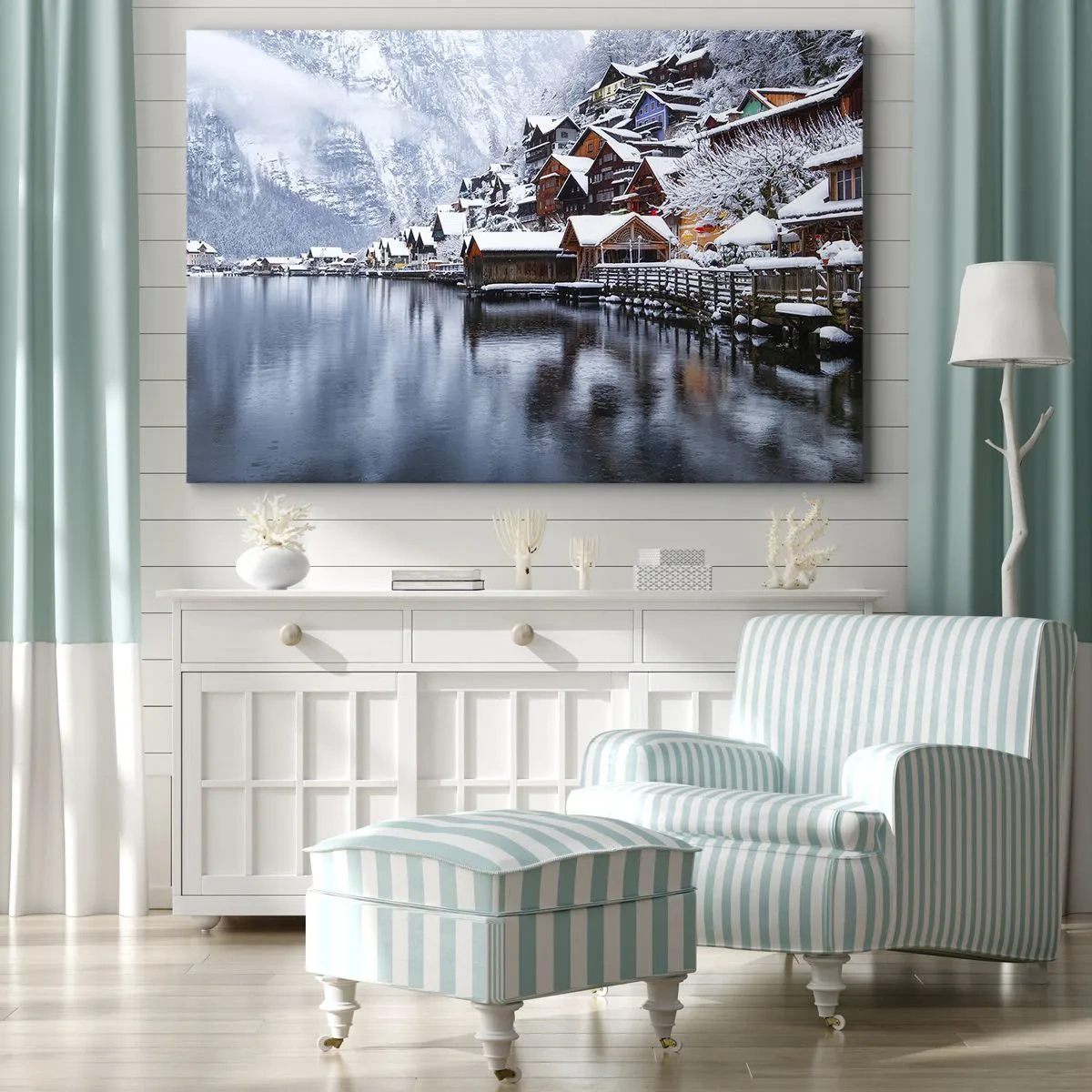 Tablou pe pânză Canvas - Vedere de iarnă a unui sat de munte lângă lac - 70x50cm - În decor de iarnă - Decorațiune modernă pentru perete pentru living și dormitor ARTTOR
