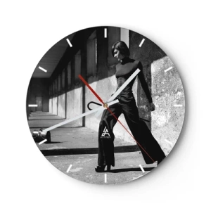 Ceas de perete - Ceas pe sticlă - Fotografie alb-negru a unei femei într-o ținută elegantă, într-un cadru industrial. - 30x30cm -  Eleganță urbană - Decorațiune modernă pentru perete pentru living, bucătărie și dormitor ARTTOR