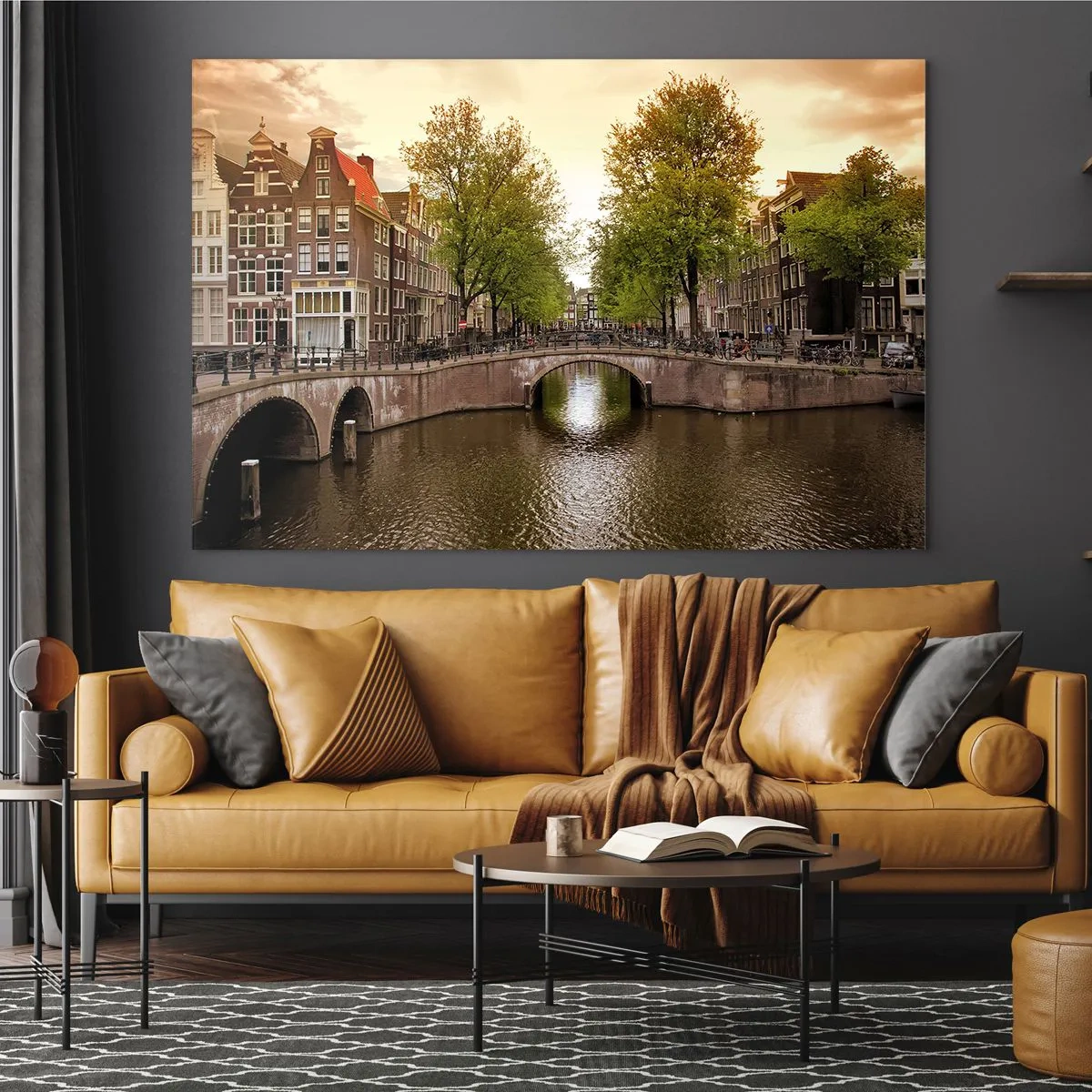 Tablou pe sticlă - Un canal și un pod înconjurate de case de locuit în Amsterdam - 70x50cm - Cu barca sau cu bicicleta? - Decorațiune modernă pentru perete pentru living și dormitor ARTTOR