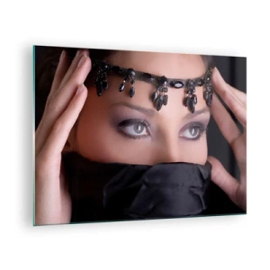 Tablou pe sticlă - Chipul unei femei cu o tiară ornamentată și o privire intensă - 70x50cm - Mister oriental ispititor - Decorațiune modernă pentru perete pentru living și dormitor ARTTOR