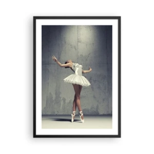 Poster în ramă neagră - O balerină într-o rochie albă pe fundalul unui zid de beton brut. - 50x70cm - Ușoară ca o pasăre - Decorațiune modernă pentru perete pentru living și dormitor ARTTOR
