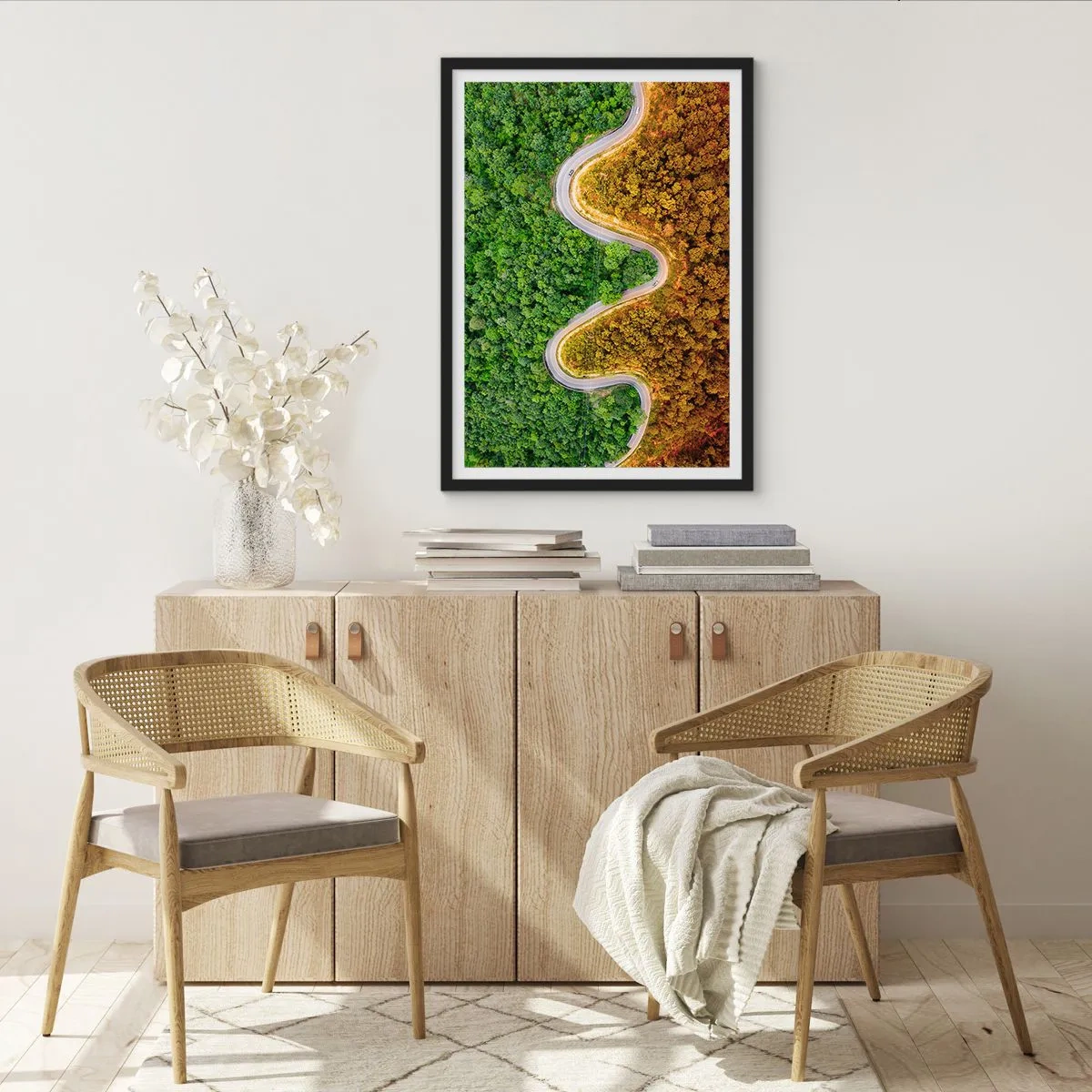 Poster în ramă neagră - Un drum șerpuitor printr-o pădure împărțită în părți verzi și toamnă - 50x70cm - Frontiere și defilee - Decorațiune modernă pentru perete pentru living și dormitor ARTTOR