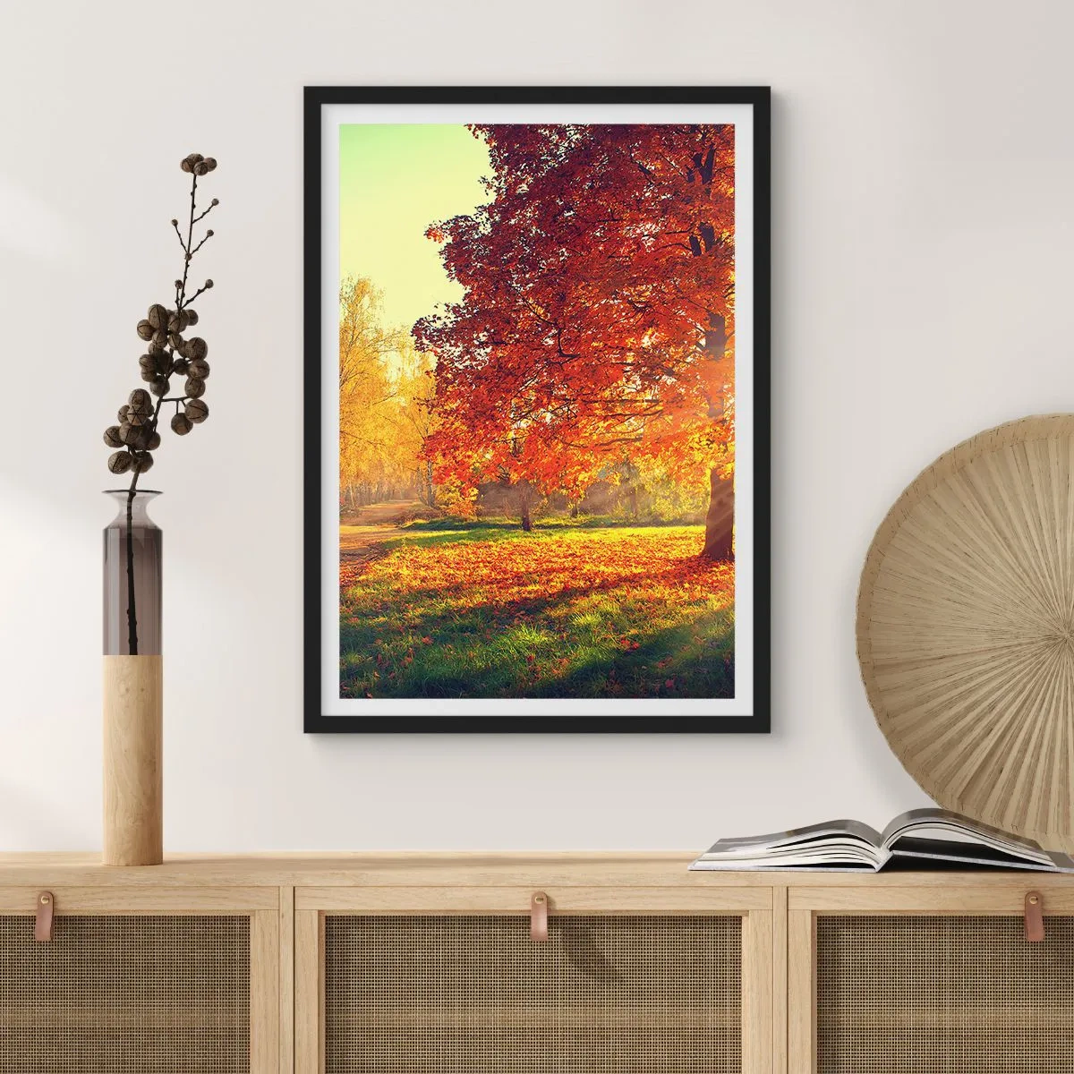 Poster în ramă neagră - Parc de toamnă cu un copac cu frunze aurii la soare - 50x70cm - Roșcatul este frumos - Decorațiune modernă pentru perete pentru living și dormitor ARTTOR