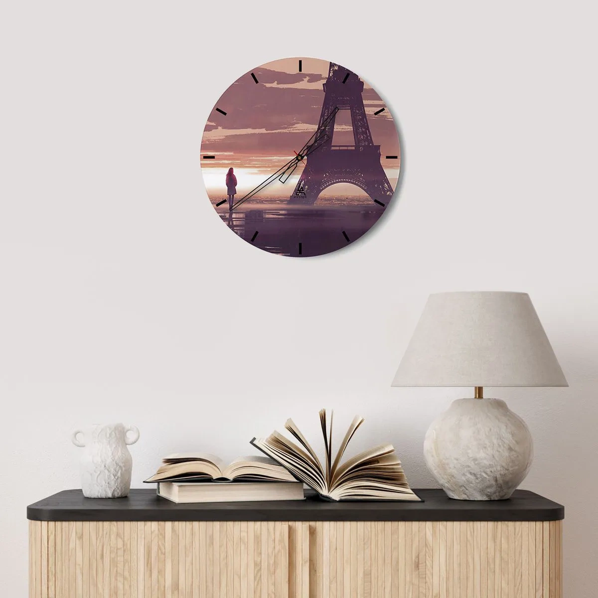 Ceas de perete - Ceas pe sticlă - Silueta unei persoane în fața Turnului Eiffel la apus - 30x30cm - Doar ele două - Decorațiune modernă pentru perete pentru living, bucătărie și dormitor ARTTOR