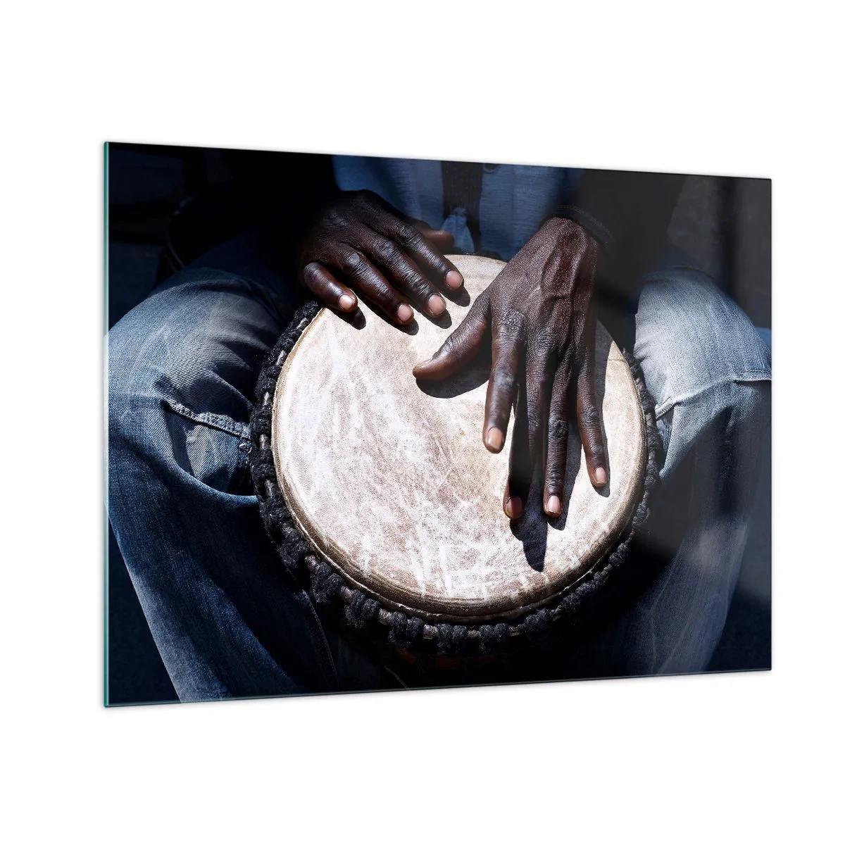 Tablou pe sticlă - Prim-plan cu mâini care cântă la o tobă djembe - 70x50cm - Trăiește în ritmul tău - Decorațiune modernă pentru perete pentru living și dormitor ARTTOR
