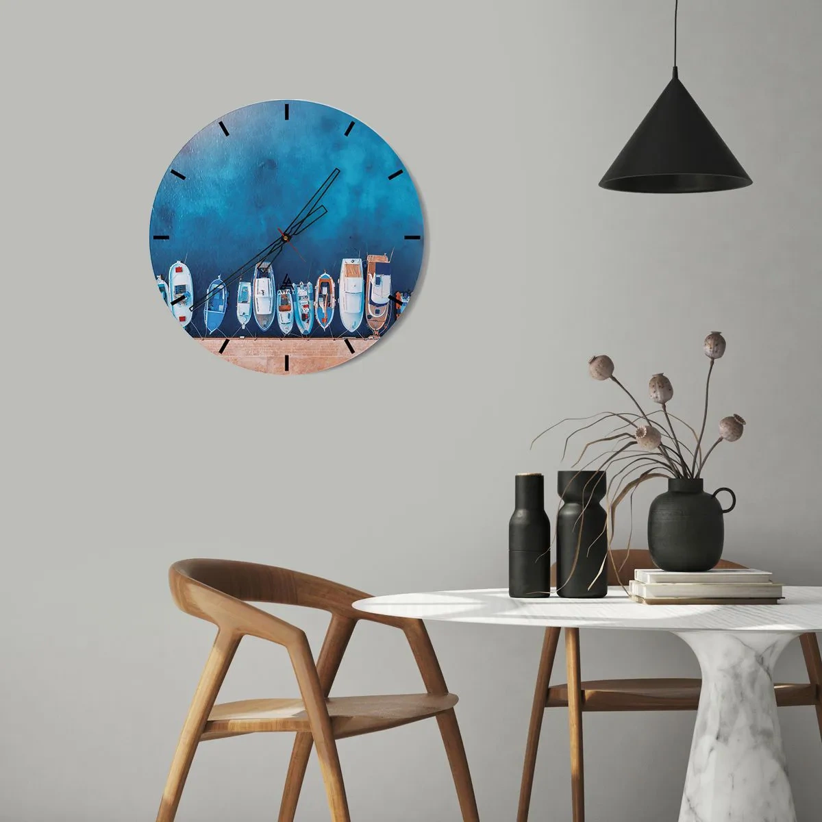 Ceas de perete - Ceas pe sticlă - Un rând de bărci ancorate la chei în apa albastră - 30x30cm - Aliniere - Decorațiune modernă pentru perete pentru living, bucătărie și dormitor ARTTOR