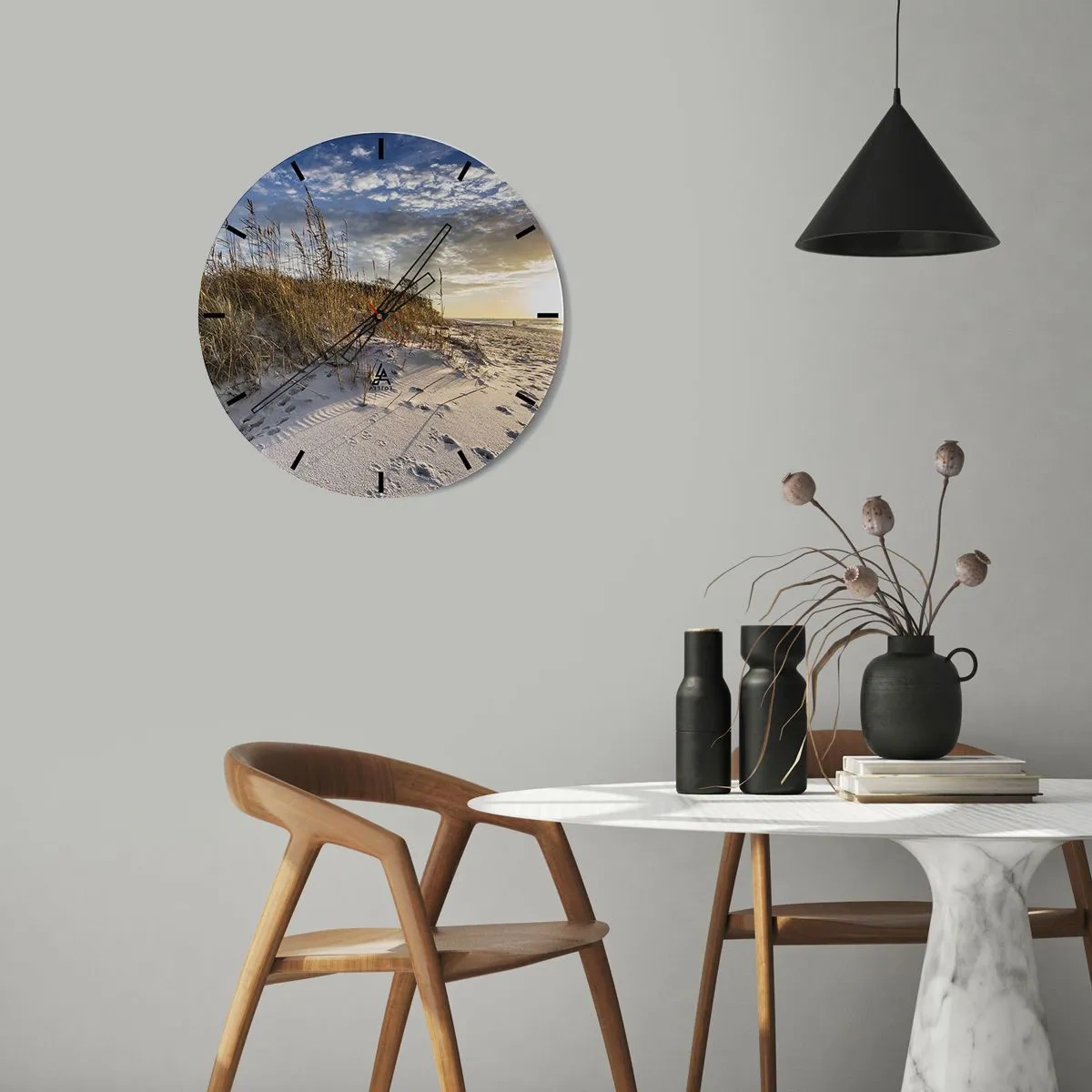 Ceas de perete - Ceas pe sticlă - Plajă nisipoasă cu iarbă la apus - 30x30cm - Invitație la o plimbare - Decorațiune modernă pentru perete pentru living, bucătărie și dormitor ARTTOR