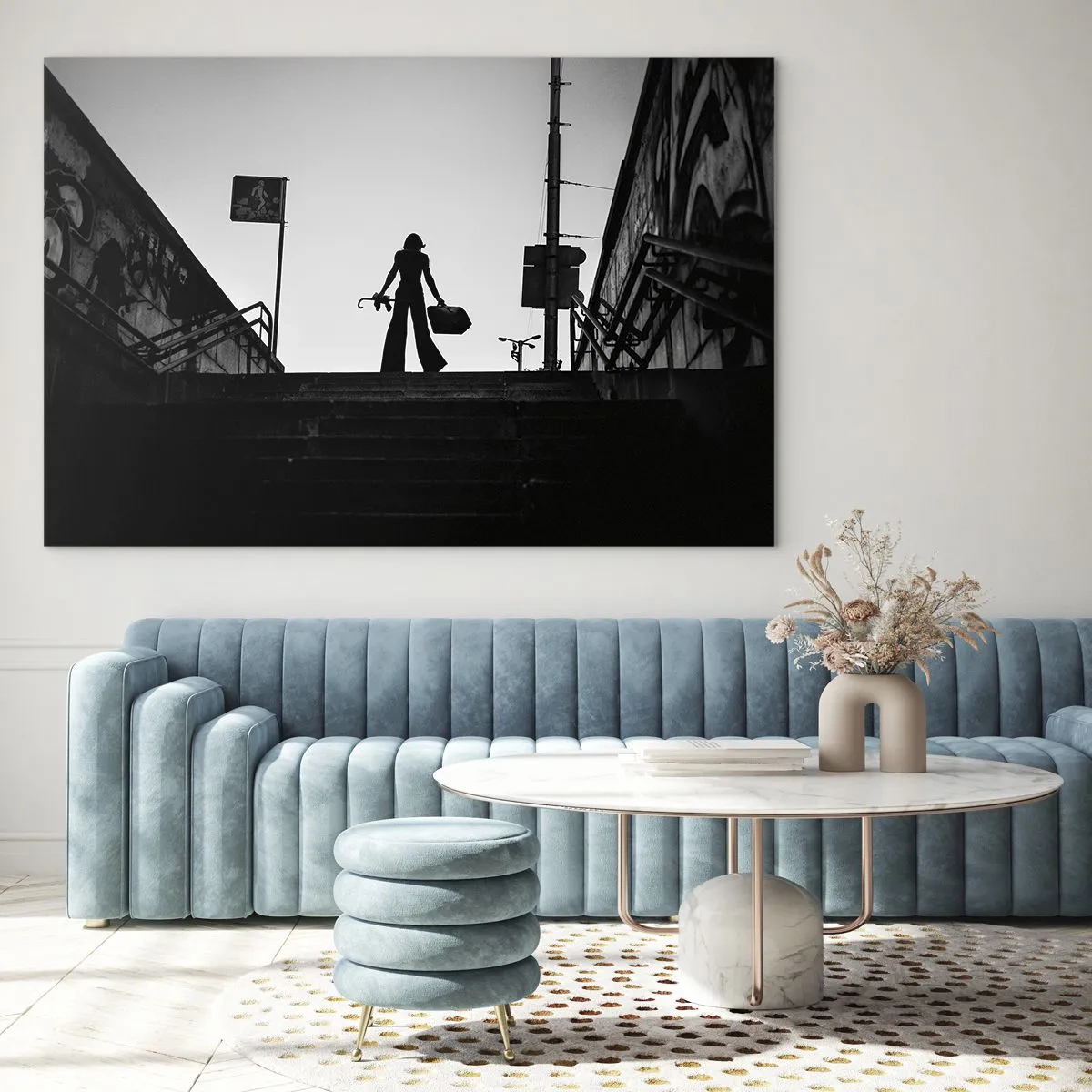 Tablou pe sticlă - Siluetă alb-negru a unei femei pe fundalul unui peisaj urban - 70x50cm - Rătăcire urbană - Decorațiune modernă pentru perete pentru living și dormitor ARTTOR