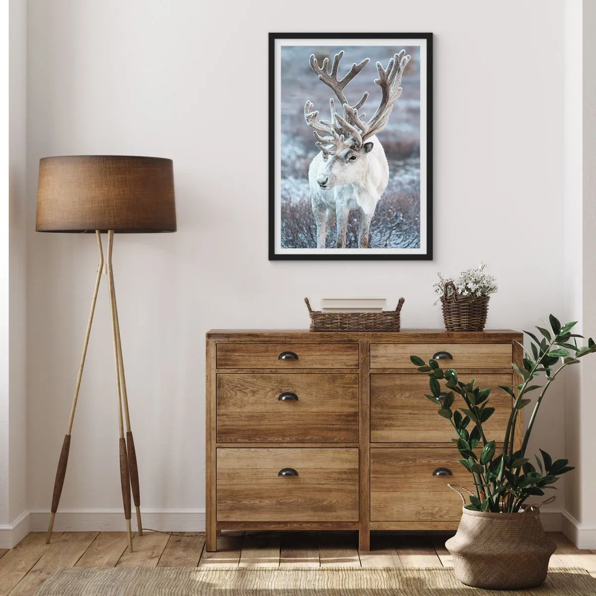 Poster în ramă neagră - Reni albi într-un peisaj de iarnă - 50x70cm - Portret la soare - Decorațiune modernă pentru perete pentru living și dormitor ARTTOR