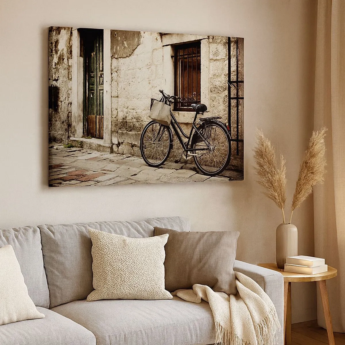 Tablou pe pânză Canvas - O bicicletă lângă un zid de piatră cu o fereastră și o ușă în stil retro - 70x50cm - Înapoi în trecut - Decorațiune modernă pentru perete pentru living și dormitor ARTTOR