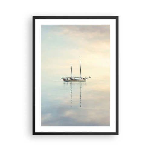 Poster în ramă neagră - O navă pe o mare calmă cu o reflexie blândă - 50x70cm - În tăcerea mării - Decorațiune modernă pentru perete pentru living și dormitor ARTTOR