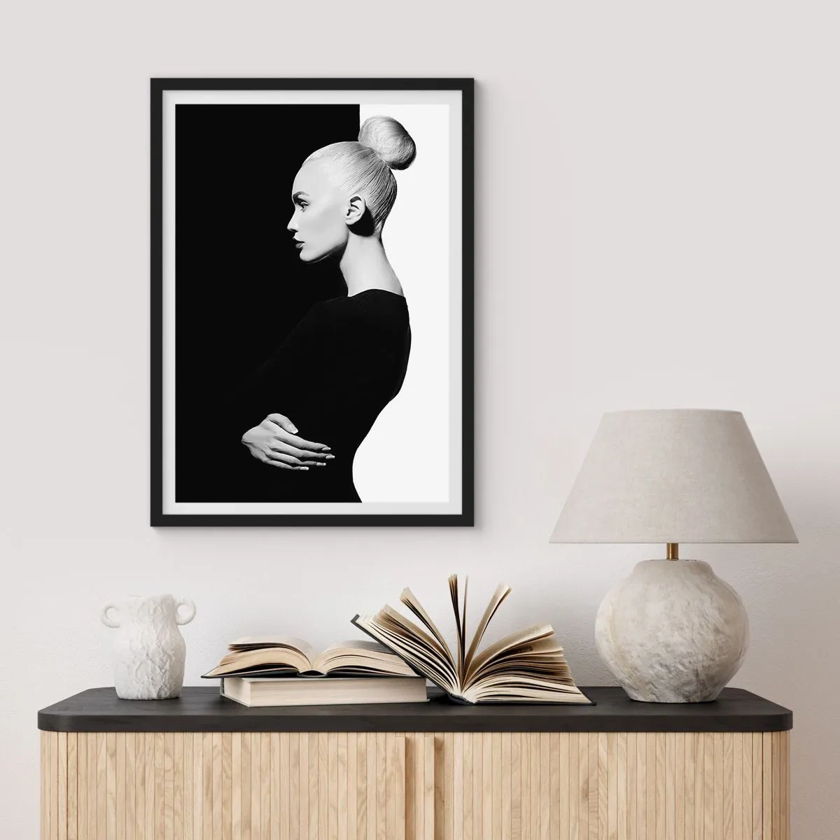 Poster în ramă neagră - Un portret minimalist al unei femei într-o compoziție alb-negru - 50x70cm - Pur și simplu o femeie - Decorațiune modernă pentru perete pentru living și dormitor ARTTOR
