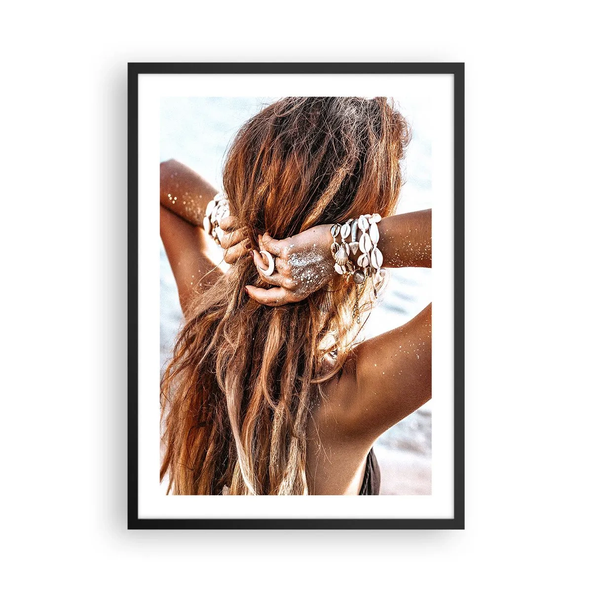 Poster în ramă neagră - O femeie cu părul lung decorat cu scoici la malul mării - 50x70cm - Sora apei și a soarelui - Decorațiune modernă pentru perete pentru living și dormitor ARTTOR