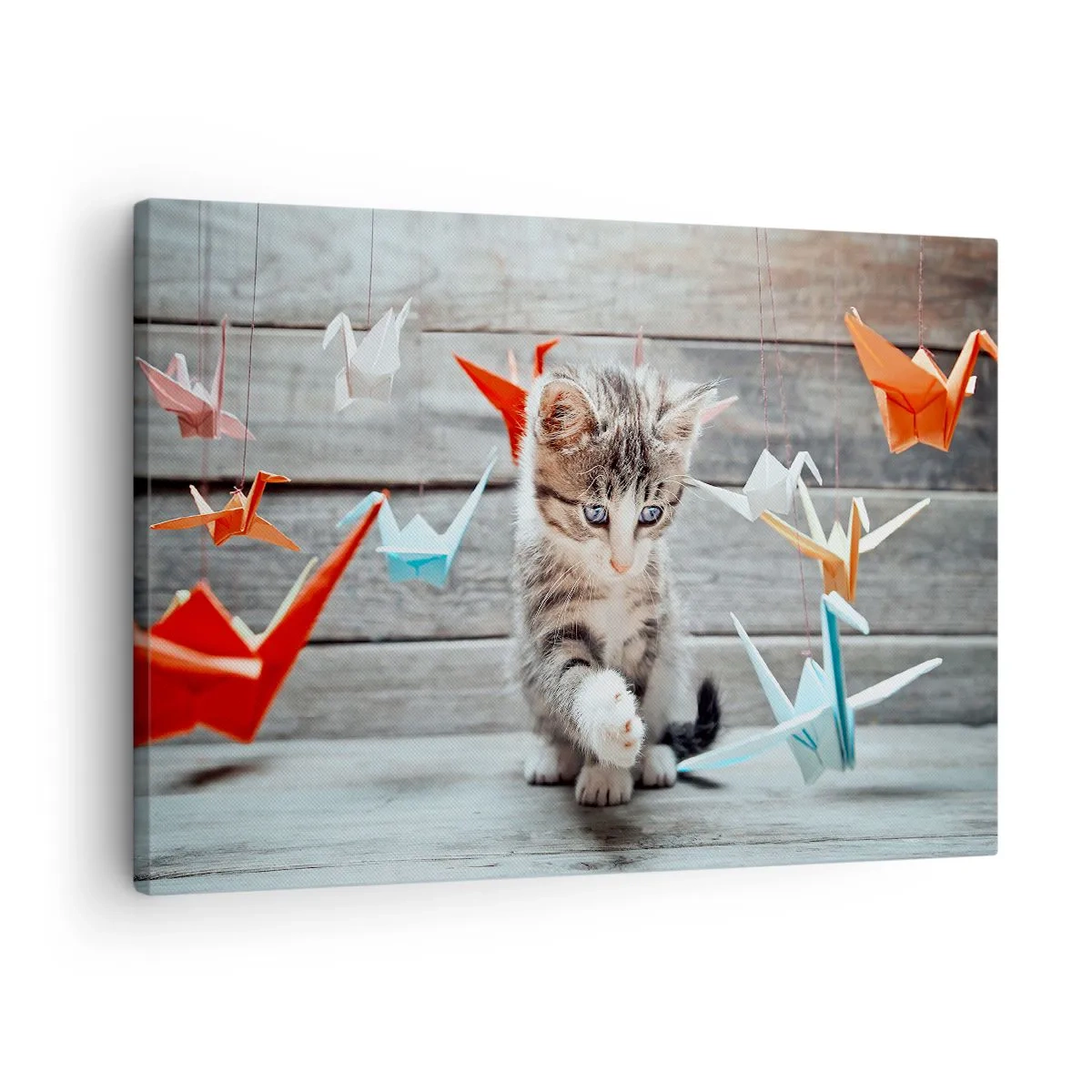 Tablou pe pânză Canvas - Un pisoi care se joacă cu cocori de hârtie origami agățați. - 70x50cm - Prima lecție - Decorațiune modernă pentru perete pentru living și dormitor ARTTOR