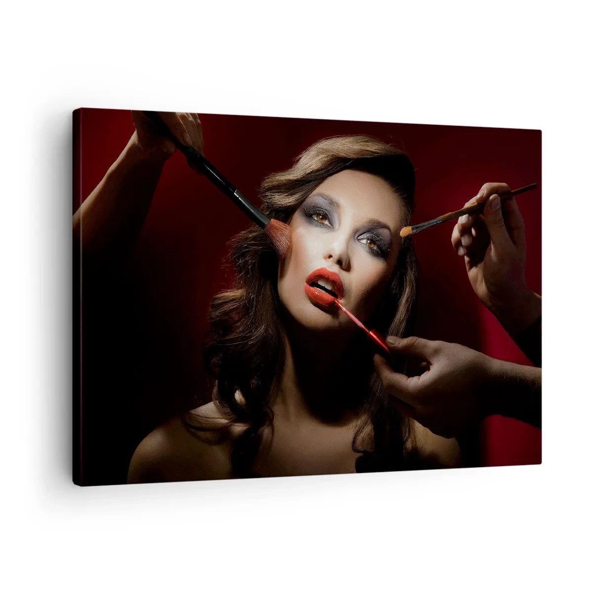 Tablou pe pânză Canvas - Portret elegant al unei femei care se machiază pe un fundal întunecat - 70x50cm - Frumoasă visătoare - Decorațiune modernă pentru perete pentru living și dormitor ARTTOR