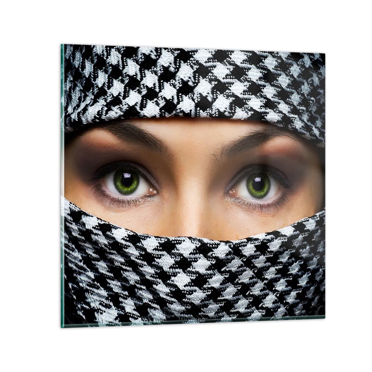 Tablou pe sticlă - Un portret al unei frumuseți cu ochii verzi - 40x40 cm