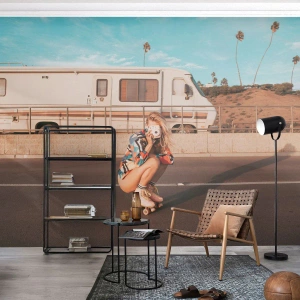 Tapet Premium Sand - Zâmbiți, vă rog! - Peisaj, Camper, Femeie - 250x175 cm