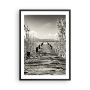 Poster în ramă neagră - Un pod de lemn printre stuf peste un lac în tonuri sepia - 50x70cm - În intimitatea ierburilor - Decorațiune modernă pentru perete pentru living și dormitor ARTTOR