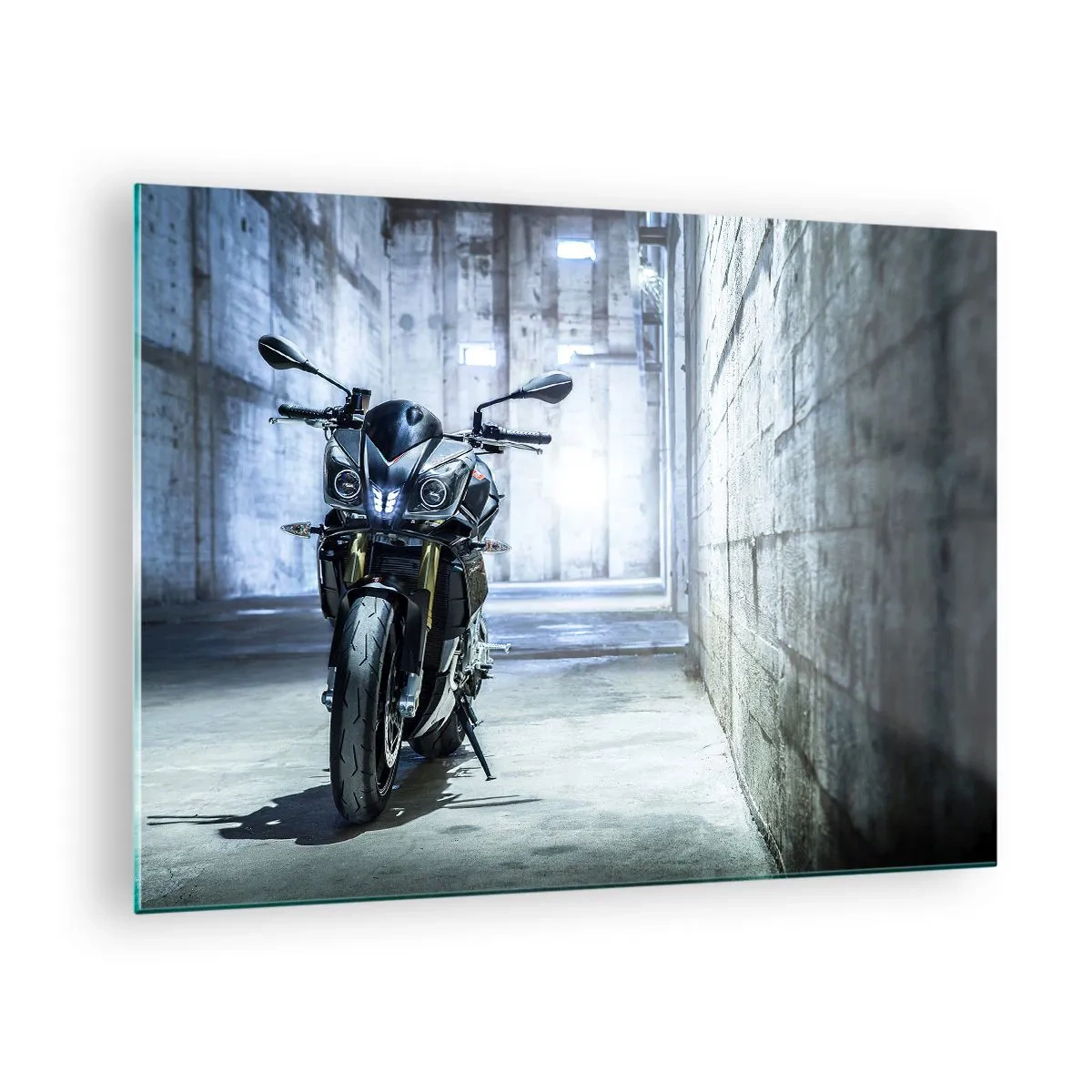 Tablou pe sticlă - O motocicletă într-un interior industrial cu pereți de beton - 70x50cm - Înainte ca motorul să duduie - Decorațiune modernă pentru perete pentru living și dormitor ARTTOR