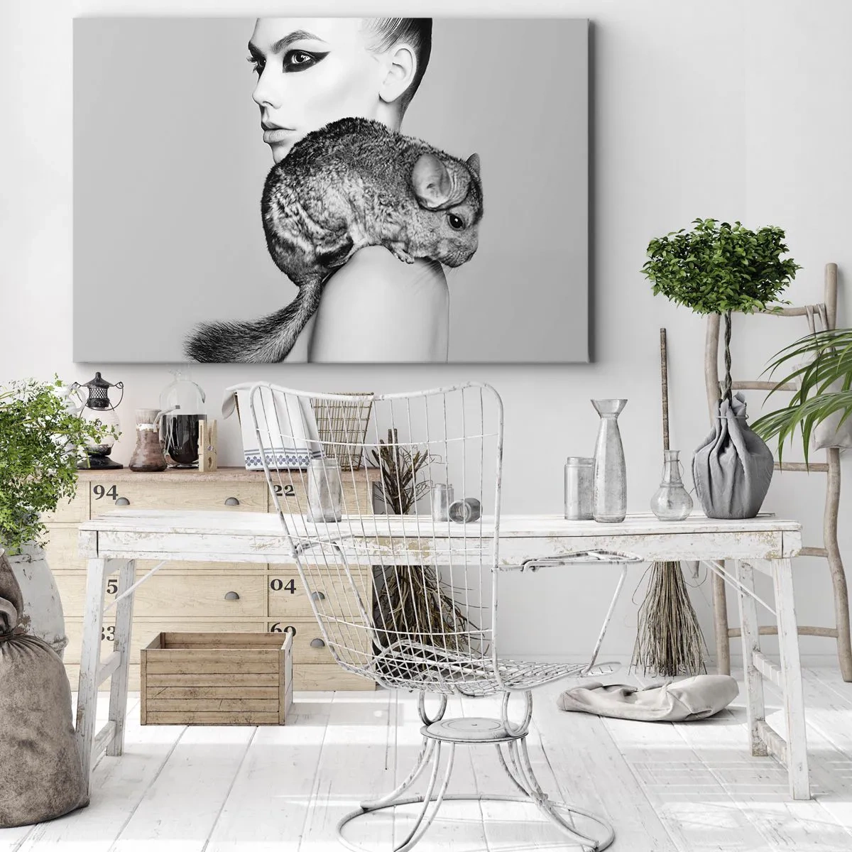 Tablou pe pânză Canvas - Femeie stilizată cu o chinchilla într-o compoziție elegantă în alb și negru - 70x50cm - Dama cu șinșilă - Decorațiune modernă pentru perete pentru living și dormitor ARTTOR
