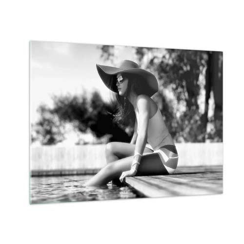 Tablou pe sticlă - Femeie purtând o pălărie stând lângă piscină în alb și negru - 70x50cm - Vis de vară - Decorațiune modernă pentru perete pentru living și dormitor ARTTOR