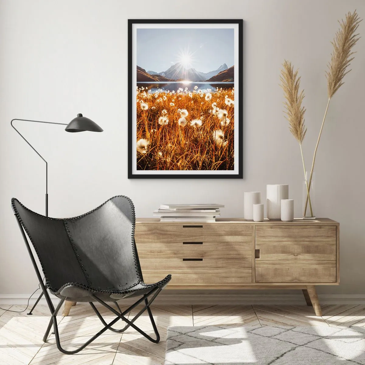 Poster în ramă neagră - O pajiște cu flori albe pe fundalul unui lac și al munților la apus - 50x70cm - Duritatea rocilor, moliciunea ierbii - Decorațiune modernă pentru perete pentru living și dormitor ARTTOR