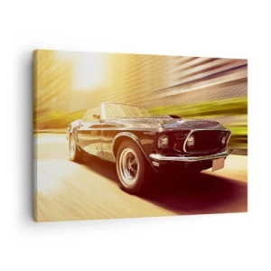 Tablou pe pânză Canvas - O mașină clasică în mișcare pe fundalul unui oraș - 70x50cm - 1967 - întoarcerea unei legende - Decorațiune modernă pentru perete pentru living și dormitor ARTTOR