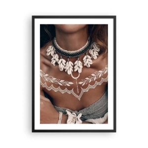 Poster în ramă neagră - Portretul unei femei cu un colier de scoici și un tatuaj alb - 50x70cm - Talismanele, ritualurile feminității - Decorațiune modernă pentru perete pentru living și dormitor ARTTOR