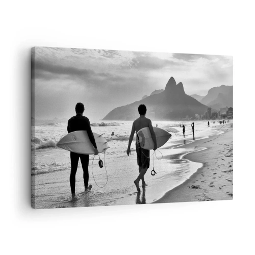 Tablou pe pânză Canvas - Doi surferi mergând pe plajă cu plăcile lor în alb și negru. - 70x50cm - Samba pentru un val - Decorațiune modernă pentru perete pentru living și dormitor ARTTOR