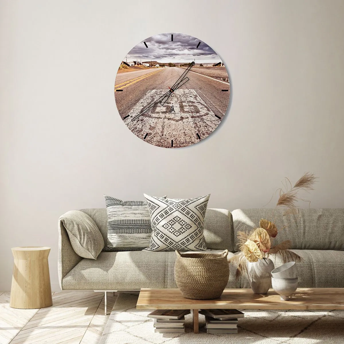 Ceas de perete - Ceas pe sticlă - Ruta 66 sub un cer înnorat - 30x30cm - Mother Road - o legendă americană - Decorațiune modernă pentru perete pentru living, bucătărie și dormitor ARTTOR