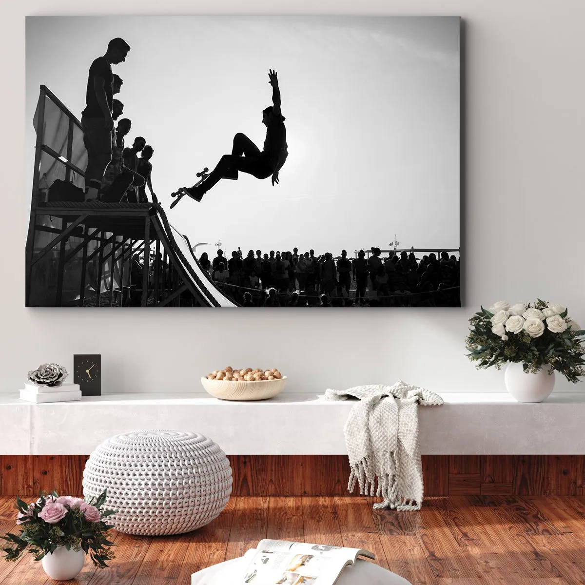 Tablou pe pânză Canvas - Scenă de skateboarding alb-negru pe o rampă - 70x50cm - Eroi și spectatori - Decorațiune modernă pentru perete pentru living și dormitor ARTTOR