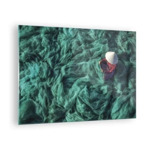 Tablou pe sticlă - femeie cu o pălărie tradițională care repară plase - 70x50cm - Într-o mare de rețea - Decorațiune modernă pentru perete pentru living și dormitor ARTTOR