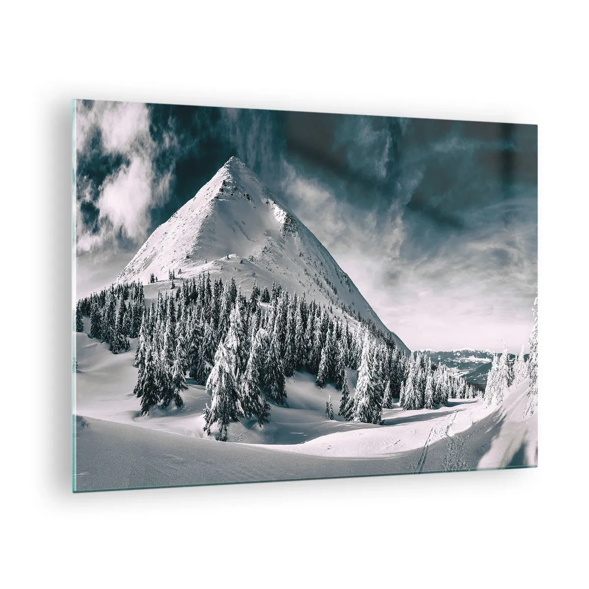 Tablou pe sticlă - Peisaj montan de iarnă cu vârfuri acoperite de zăpadă și pădure - 70x50cm - Țara zăpezii și a gheții - Decorațiune modernă pentru perete pentru living și dormitor ARTTOR