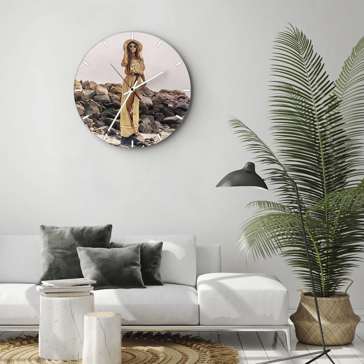Ceas de perete - Ceas pe sticlă - Femeie elegantă într-o rochie de vară pe un fundal de pietre - 30x30cm - Magia pietrelor - Decorațiune modernă pentru perete pentru living, bucătărie și dormitor ARTTOR