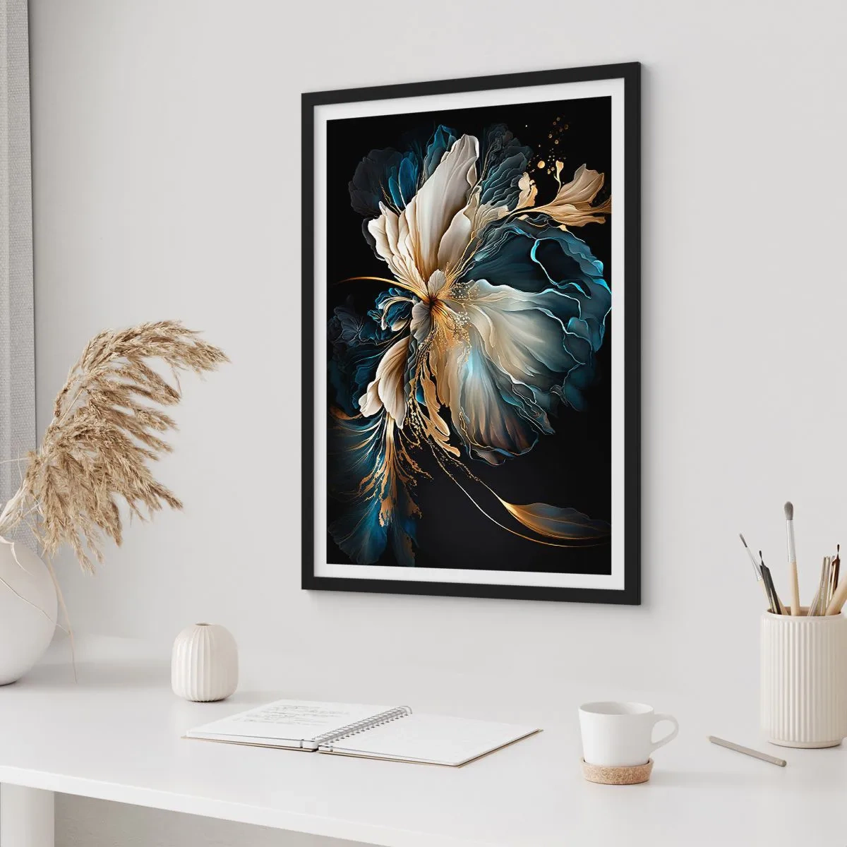 Poster în ramă neagră - Un aranjament floral abstract elegant în auriu și albastru marin. - 50x70cm - Povestea unei flori de iubire - Decorațiune modernă pentru perete pentru living și dormitor ARTTOR